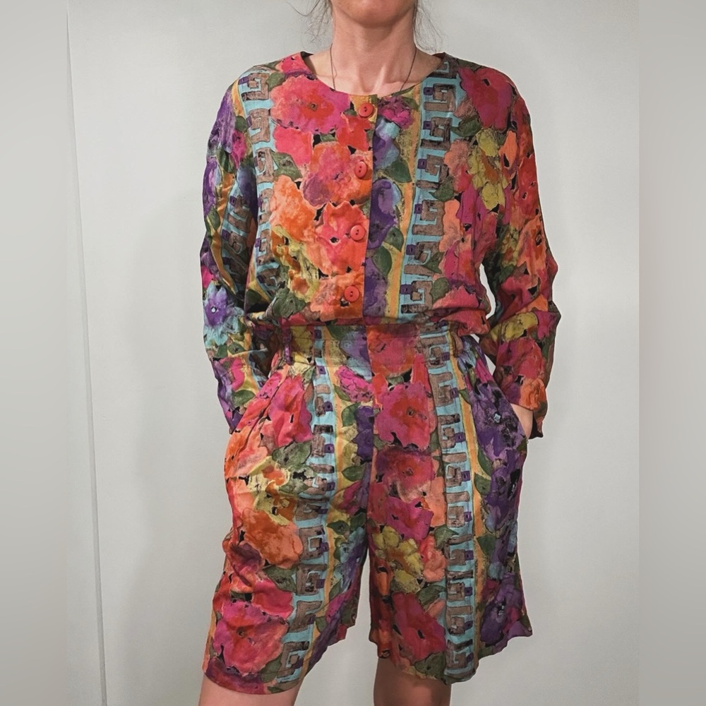 Rare vintage two piece short set with flowy floral colorful pattern sz med/small